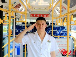 “军人作风”开进十米车厢！温馨巴士退役军人驾驶员“亮身份”更“亮服务”