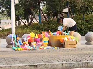 安徽14岁女孩摆摊卖玩具25天赚2000元 家长：走红后竞争多了