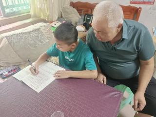桐梓县新站镇退休教师党支部开展“少年儿童心向党·真情相伴护成长” 暑期关爱走访活动
