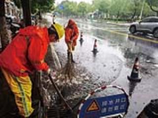 雨中坚守 全力排水
