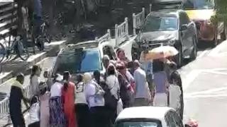 杭州街头监控拍下震撼一幕：上班族们秒变“超人”，这集体抬车的背影太戳了