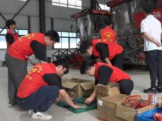 大学生志愿者走进田间地头 为村民维修农机