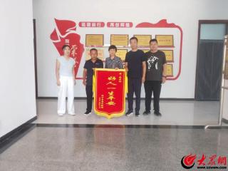 锦旗映初心 牡丹区环卫工赵爱玲与困境儿童暖心联结