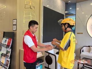 怡康医药100家门店响应倡议 社区爱心驿站“送清凉” 外卖员很感动