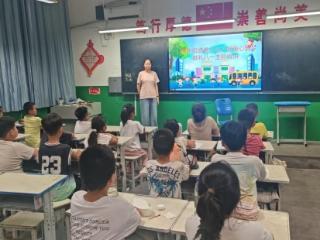济宁市任城区南张街道暑托班开展 “童心筑梦 献礼八·一” 主题宣讲活动