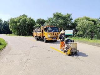 北大荒集团新华农场：施划公路新标线 筑牢安全通行网