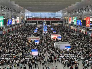 “苏超”爆火带热线路 暑运过半长三角铁路发送旅客近8600万人次