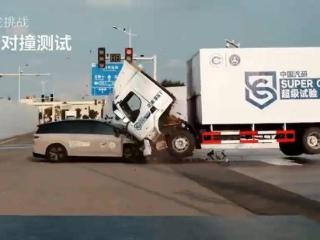 2吨SUV撞飞8吨重卡？乘龙卡车发海报疑似“内涵”理想：安全不是空口无凭的理想