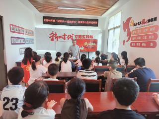 丰城市小港镇开展“致敬八一 红色传承”建军节公益课堂开讲