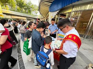 广场变身“流动课堂” 警银携手解锁反假反诈新形式
