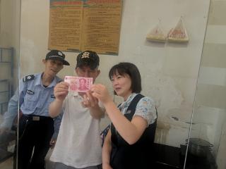 从柜台讲解到现场互动 民生银行贵阳分行送教上门让反假知识“走”进商厦