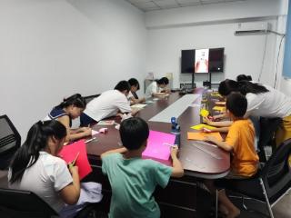【一年四季·泉在济南·童乐缤纷暑期】济南市莱芜区凤城街道西苑社区：趣味剪纸 创意无限