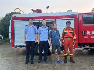萍乡一景区突发山洪一人被困 莲花消防紧急救援