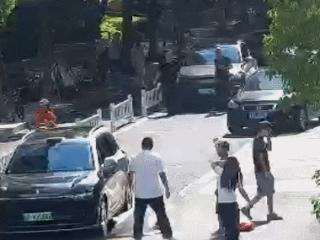 杭州市中心突发！十万火急！20多个人瞬间冲过来，把路都堵住了......