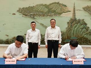 省政府与西安交通大学深化战略合作 刘捷见证签约