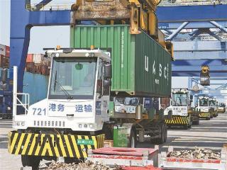 港务运输绿色转型再提速 40台纯电动牵引车上岗