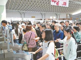 日均发送旅客9.4万人次 厦门火车站暑运人气旺