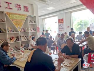 黄石金山社区举办老年人象棋比赛，一等奖获得者拿到“猪蹄一对”