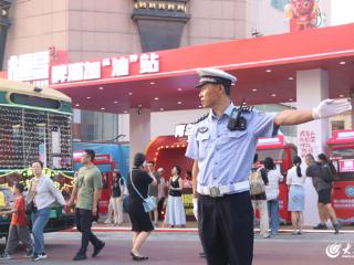 大客行停有序引导 公交地铁串联景点 青岛多部门联动施策保障前海一线道路畅通