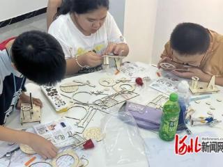 石家庄市师大科大高校社区组织儿童制作手摇发电机