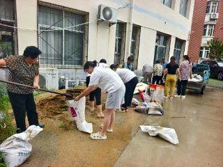 雨中送暖 雨后补缝——徐家楼街道新峪社区张跻文用善举守护邻里平安