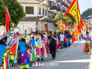 贵州又玩人海战术！千人地戏队伍上演将军出征