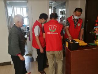 济阳街道财工街社区扈师傅维修队夏日守护用电安全