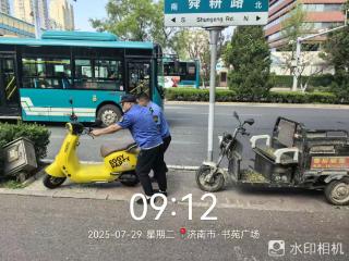 济南市中区十六里河：城管进社区，规范非机动车停放秩序