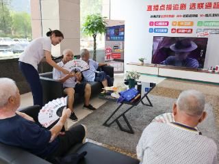泰安联通：清风入扇送清凉 用心传递敬老情