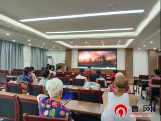 德州天衢新区长河街道明德社区开展“薪火相传，共筑同心”八一建军节红色观影活动