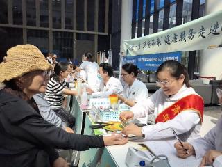 济南医院参加健康服务走进CBD暨中医药文化市集活动