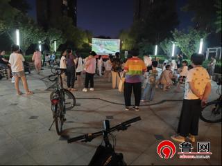 德州天衢新区长河街道岳庄社区翠湖庄园放映露天电影 共迎八一建军节