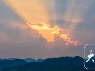 黄山傍晚天空现五彩祥云和丁达尔效应