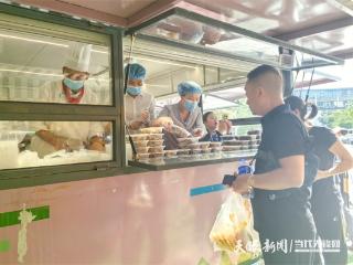 星级酒店支起路边摊，本土饭店卖12元自助餐｜餐饮业“整活”背后的生意经
