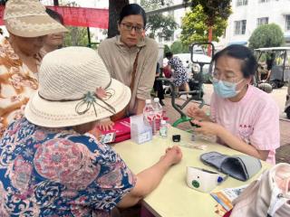 济阳街道济阳大街社区公益健康集市开集 贴心服务暖人心