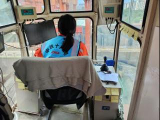 龙门吊“毫米级”落钩，80后女司机创新五步法事故率降90%