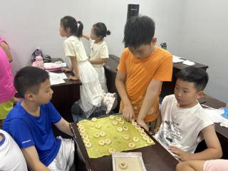 东红庙社区开展“‘棋’乐无穷 ‘弈’趣成长”活动