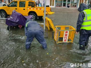 他们在风雨中筑牢城市“安全线”