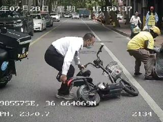 男子骑电瓶车不慎摔倒 济南公交驾驶员与“外卖小哥”联手相助