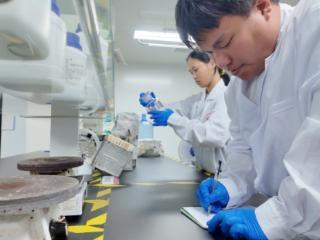 告别塑料污染？大学生团队用“虾蟹壳”造出环保卫生护理材料