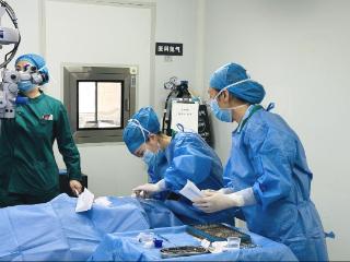 16岁老挝少年近视1500度，仍旧失控疯涨！福建医生远赴云南为其眼球“穿上防爆衣”