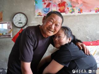 12年，他把孙女“背”进大学