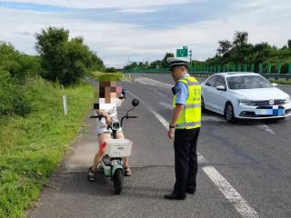女子骑车应急车道“遛弯” 民警助其安全驶离