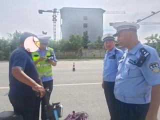 牡丹区交警出击！为你“戴”来出行安全感