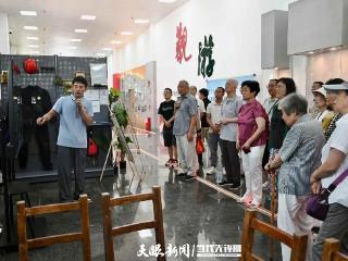 贵阳市委老干部局组织离退休干部开展“学回信精神·助改革发展”参观考察活动