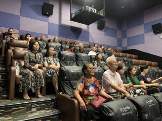 乌当区委老干部局党支部组织开展《南京照相馆》观影教育活动