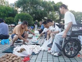 3名卖蒜“合伙人”何以感动一座城？