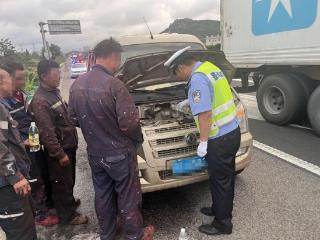 面包车水温过高抛锚，高速交警“补水”降温