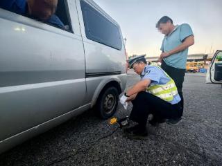 面包车被扎胎滞留收费站，交警热心救助除隐患