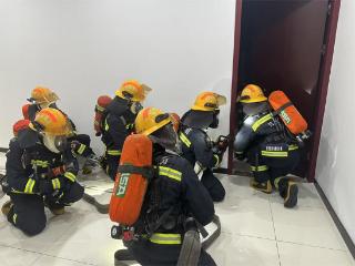江南农村商业银行靖江支行：党建联建结硕果 共筑安全“防火墙”